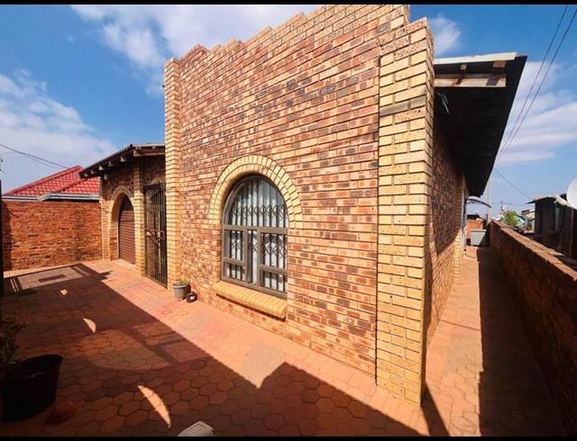 2 BEDROOM HOUSE FOR SALE IN TSHEPISONG